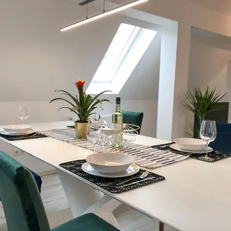 Bright - Super Spacious - King Bed, Kitchen, Free Parking شقة *