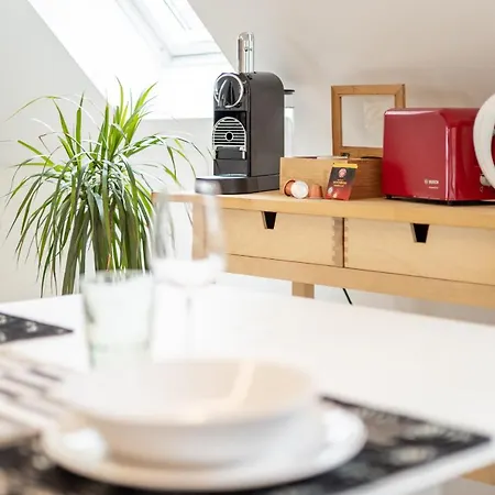 Bright - Super Spacious - King Bed, Kitchen, Free Parking *