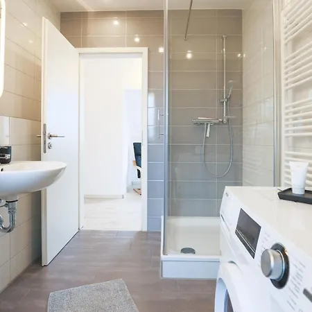 Bright - Super Spacious - King Bed, Kitchen, Free Parking شقة