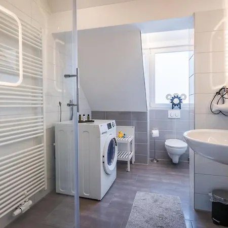 Bright - Super Spacious - King Bed, Kitchen, Free Parking شقة