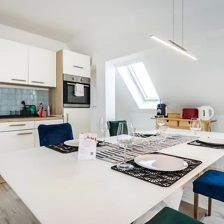 Bright - Super Spacious - King Bed, Kitchen, Free Parking Appartement