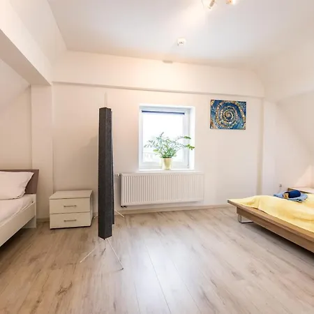 Bright - Super Spacious - King Bed, Kitchen, Free Parking شقة *