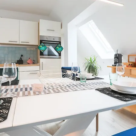 شقة Bright - Super Spacious - King Bed, Kitchen, Free Parking اوغسبورغ