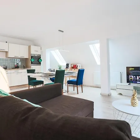 Bright - Super Spacious - King Bed, Kitchen, Free Parking * اوغسبورغ