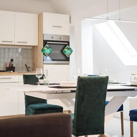 Bright - Super Spacious - King Bed, Kitchen, Free Parking
